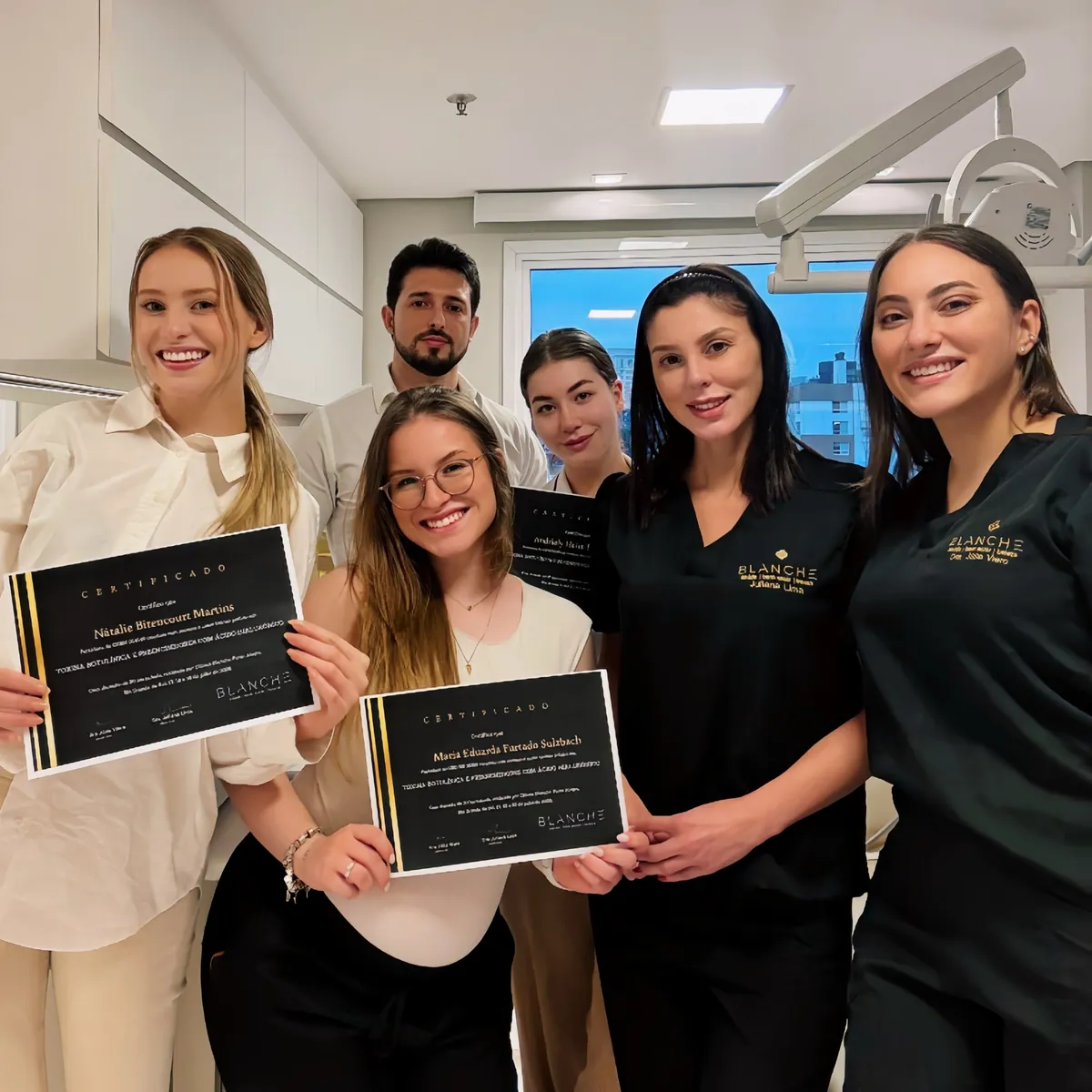 Formatura de curso na Clínica Blanche — alunas com certificados BLANCHE e Dra. Júlia Viero e Dra. Juliana Lima